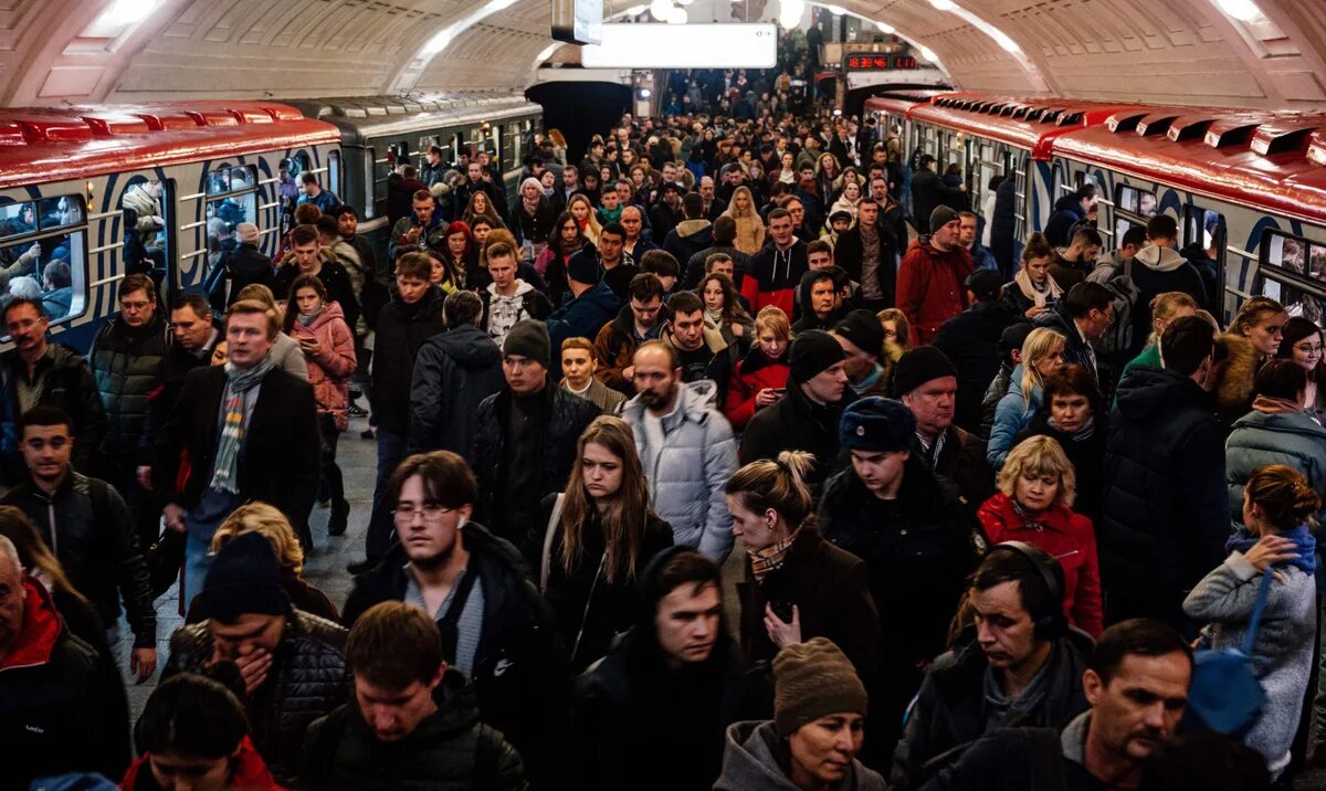 Люди в метро Москвы. Толпа в метро. Толпа людей в метро. Много людей в метро.