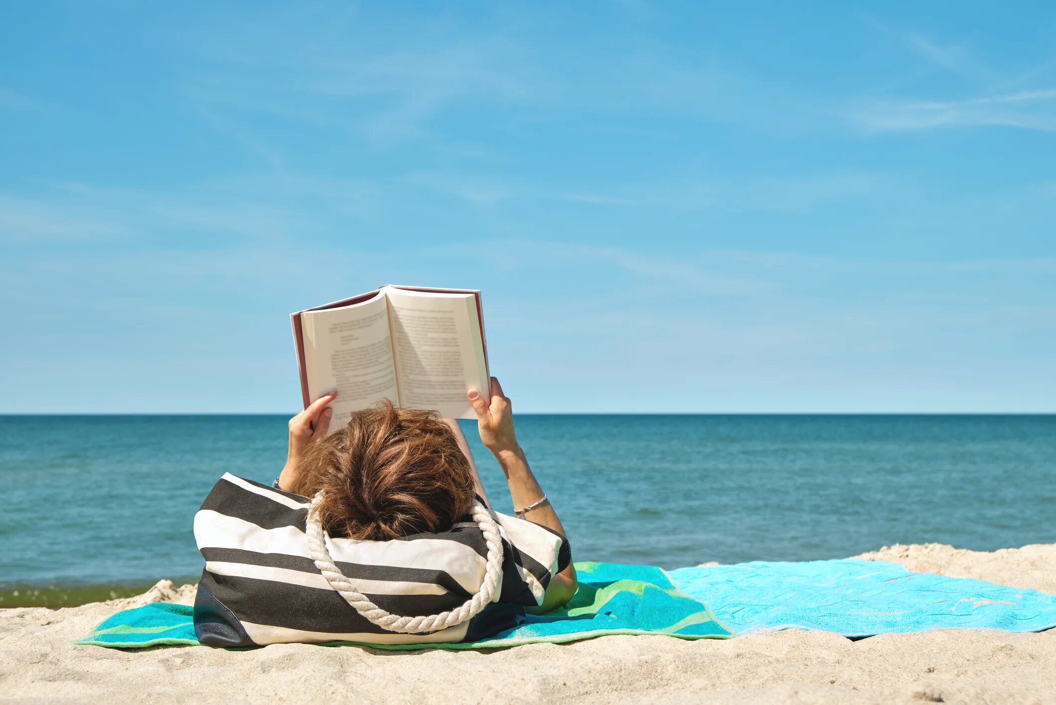 Чтение про путешествие. Книга на пляже. Девушка на пляже с книгой. Читать на пляже. Девушка на пляже с книжкой.
