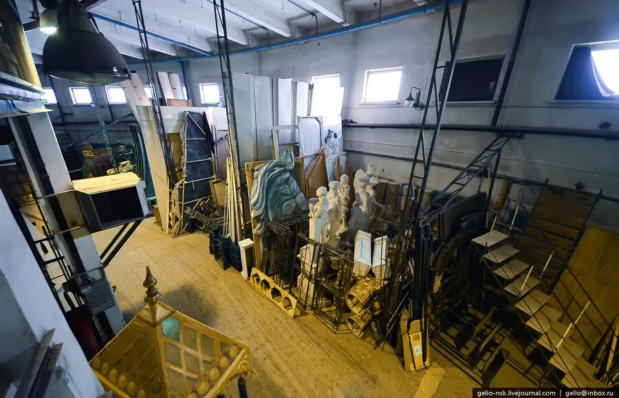 кассетный сейф в театре. кассетный сейф в театре. сейф скатанныхдекорации. хранение декораций. игрушки для декора.