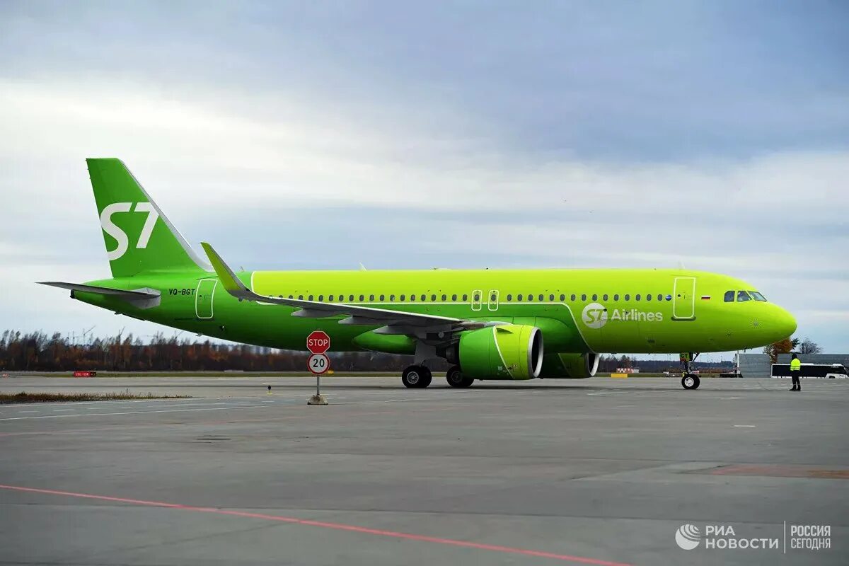 S7 airlines москва. S7 Airlines Airbus a320neo. Airbus a321neo s7. Лоукостер s7 Airlines. Москва Домодедово s7.