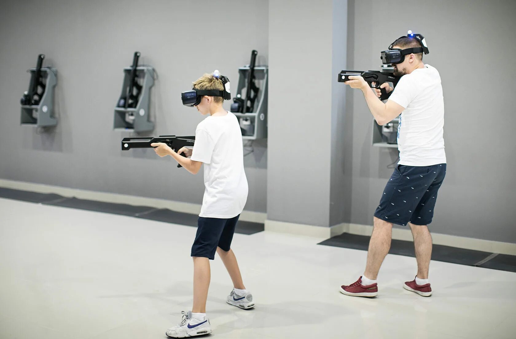 Друзей виар. Виртуальная реальность Охта Молл. Парк виртуальной реальности. Залы виртуальной реальности. VR развлечения.