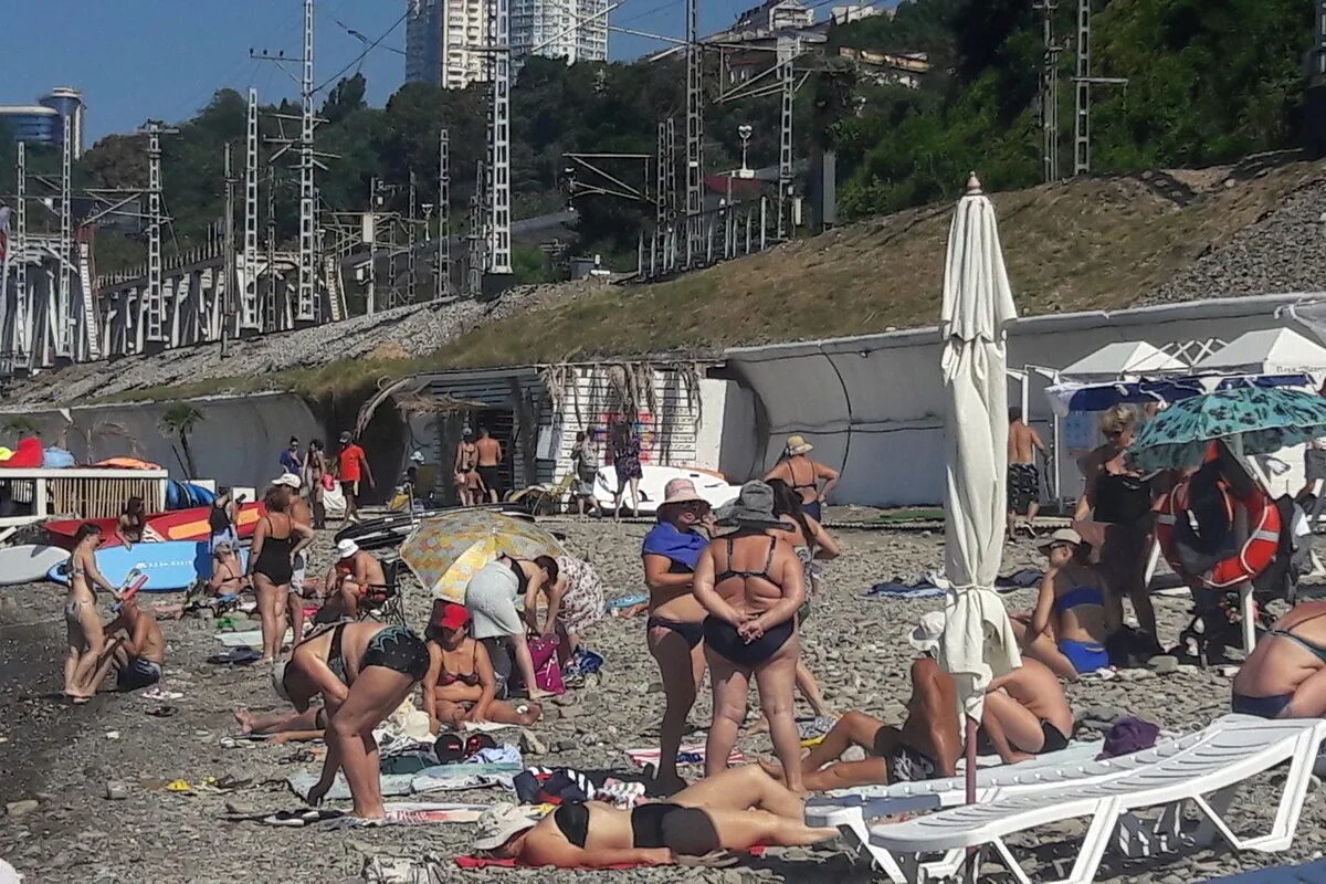 Туристы в сочи на пляже. Туристы в сочи на пляже. Сочи пляж. Сочи море. Сочи пляж.