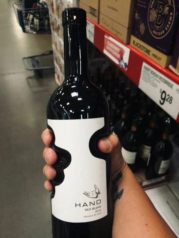 Бутылка вина в руке. Необычная бутылка вина. Вино с рукой на бутылке. Вино в руке. В ее руках вино