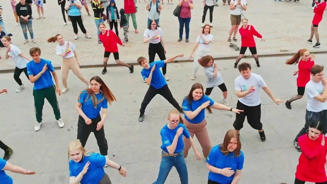 Флеш мобы видео. Танцевальный флешмоб. Танцевальный флешмоб ко Дню России. Флэшмоб танец. Флешмоб ко Дню города.