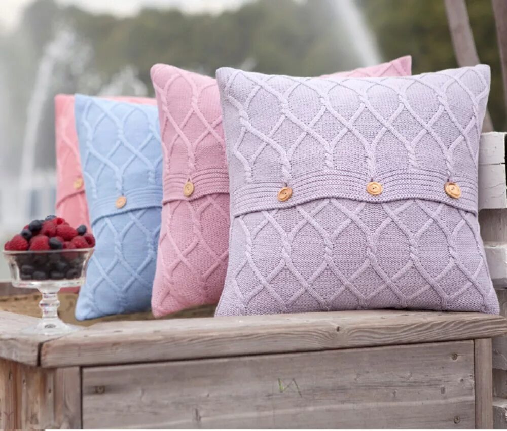 Пошив наволочки пошагово. Прямоугольные подушки для дивана. Как квадратные наволочки в прямоугольные заправить. Наволочки на диванные подушки 70х70. Наволочки для декоративных подушек.