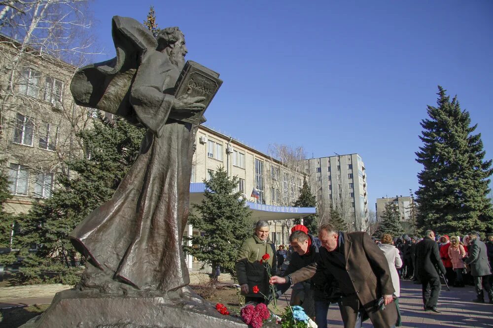 Институт Даля Луганск. ЛГУ Даля Луганск. Далевский университет ЛНР. Памятник Владимиру Далю в Луганске.