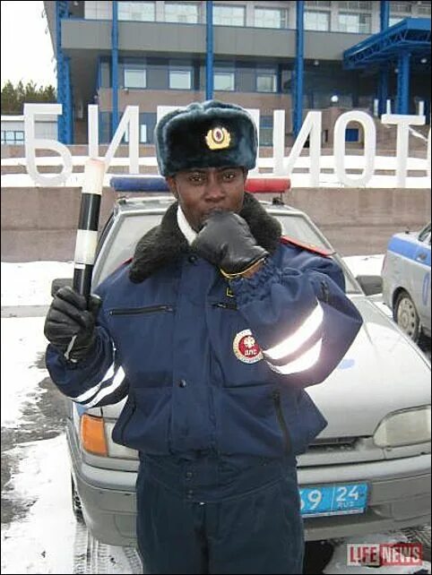 Чернокожий гаишник. Инспектор гибдд. Черный гаишник. Полицейский улыбается. Чёрная ваз 2114 и дпс.