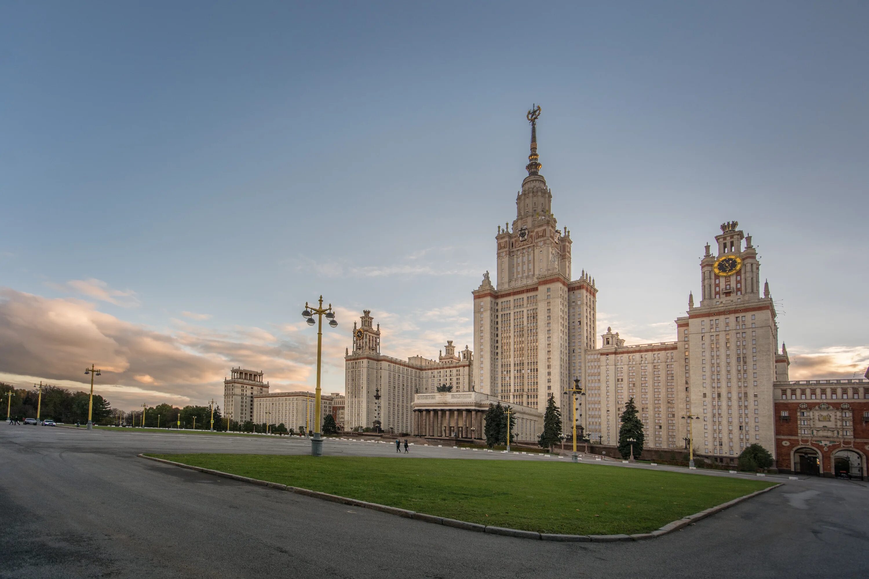 Мгу архитектура. Московский государственный университет имени м.в.Ломоносова，МГУ. Университет Ломоносова в Москве. Комплекс зданий МГУ на Воробьевых горах. Сталинские высотки МГУ.