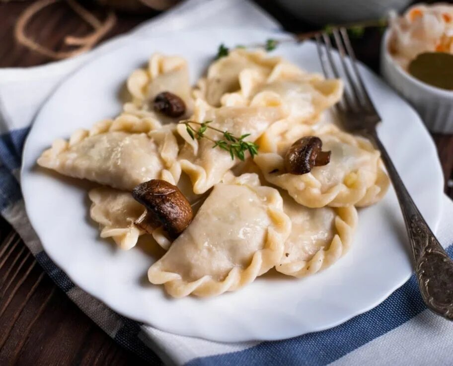 Фото вареники с картошкой и луком. Вареники с грибами. Вареники с картофелем. Вареники с картошкой и грибами. Пельмени с грибами.