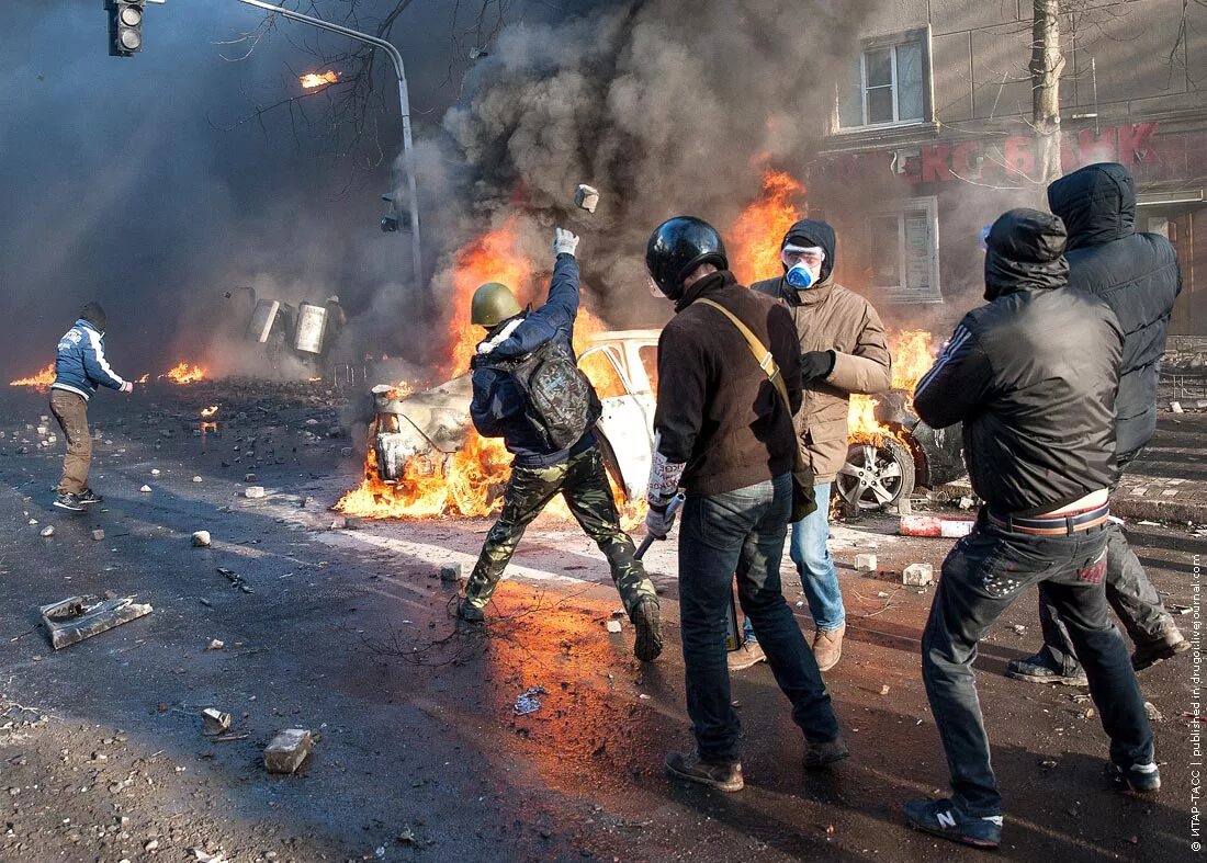 События лета 2014. Майдан на украине в 2014. киев 2014. майдан фильм сергея лозницы.
