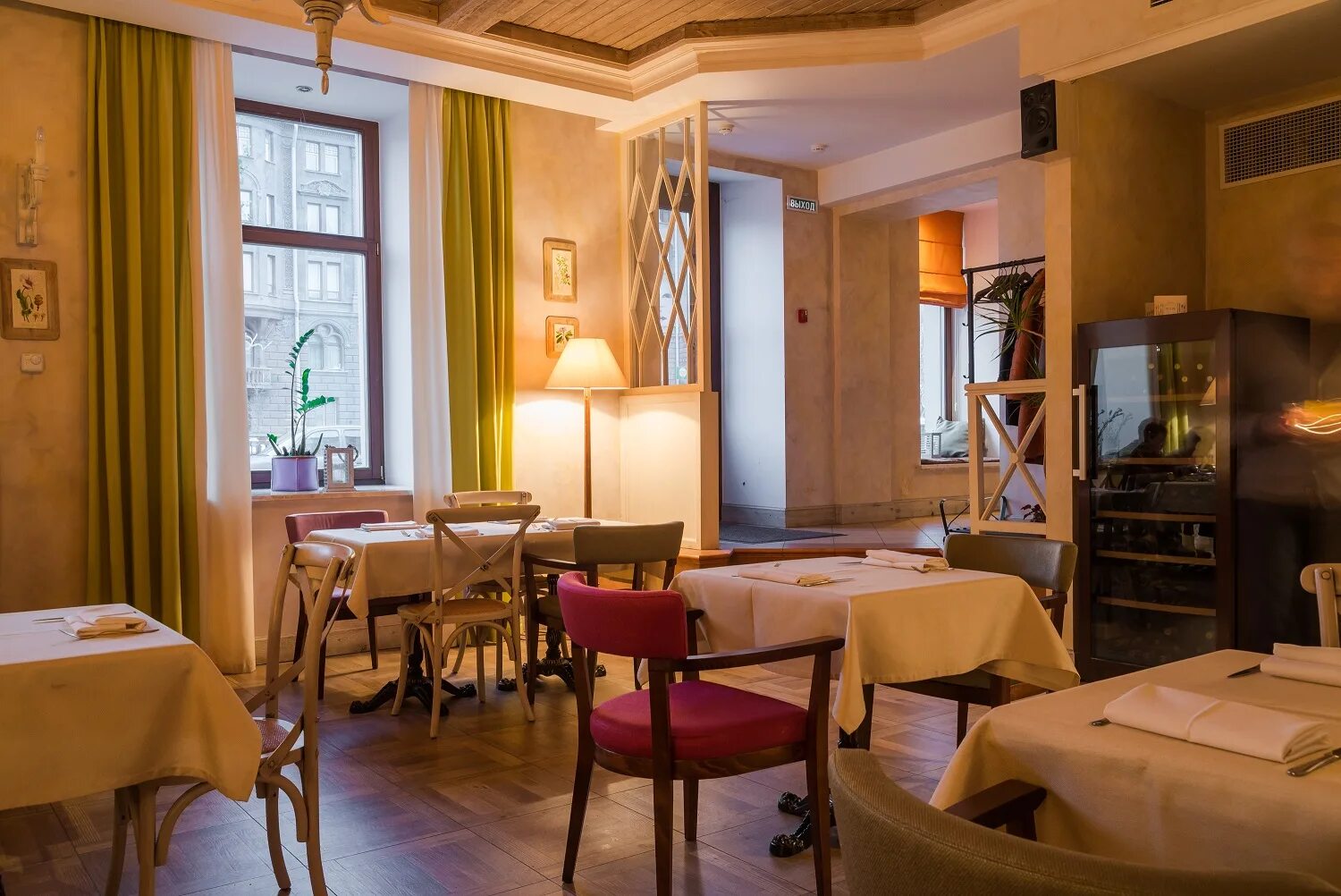 Кафе в центре питера вкусно. Juno ресторан санкт-петербург. ауровиль кафе санкт-петербург. санкт-петербург кафе saviv. кофейни питера.