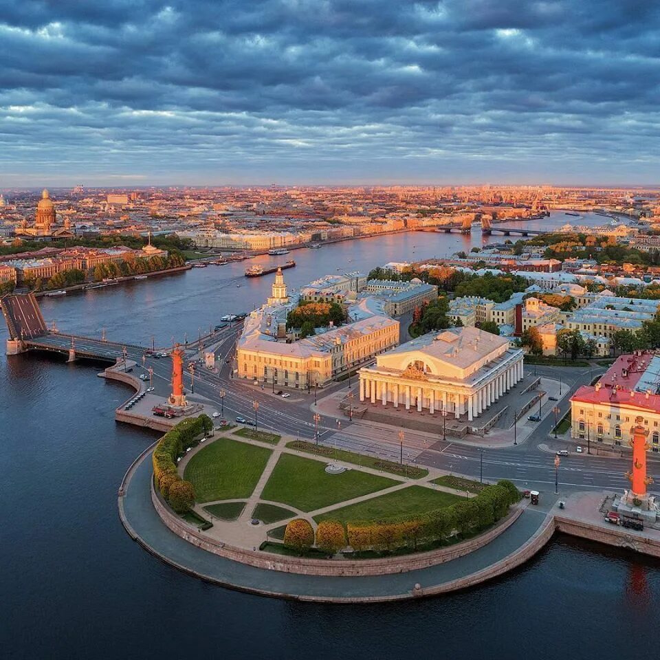 Достопримечательности города петербург. Стрелка васильевского острова санкт-петербург. ансамбль стрелки васильевского острова. спб стрелка васильевского острова. ансамбль стрелки васильевского острова в петербурге.