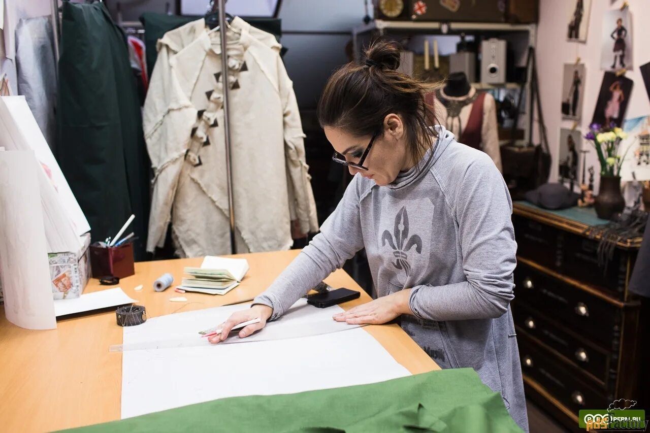 Конструктор модельер швейных изделий. Конструктор одежды это. Конструктор одежды это. Дизайнер одежды. Дизайнер одежды профессия.