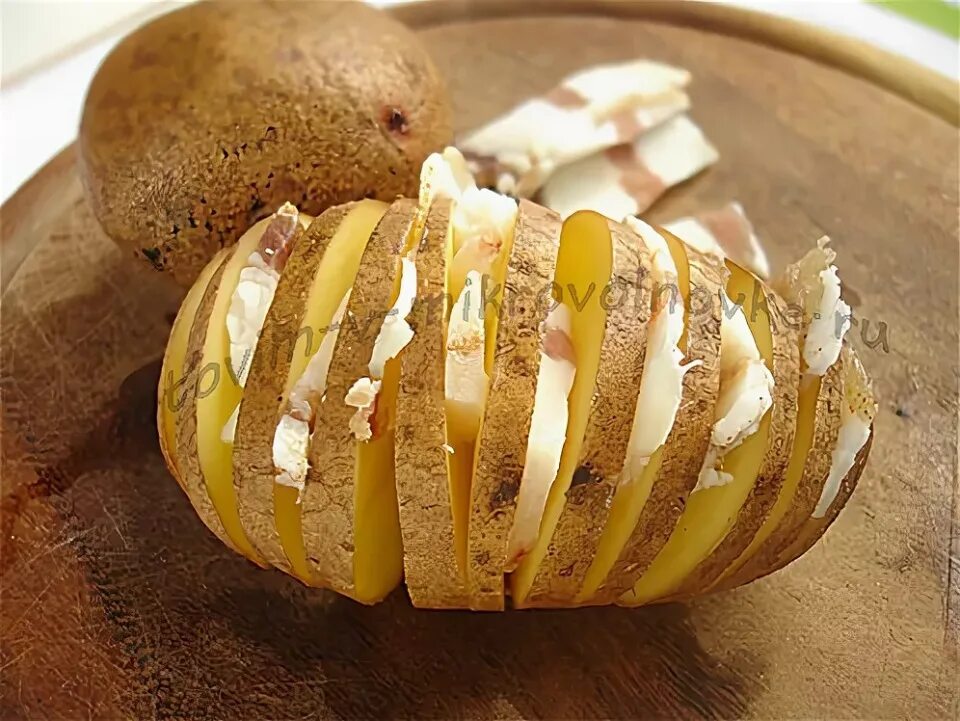 Картошка в кожуре в фольге. Картошка в микроволновке. Картофель с салом. Картошка в мундире в микроволновке. Картошка запеченная с салом.