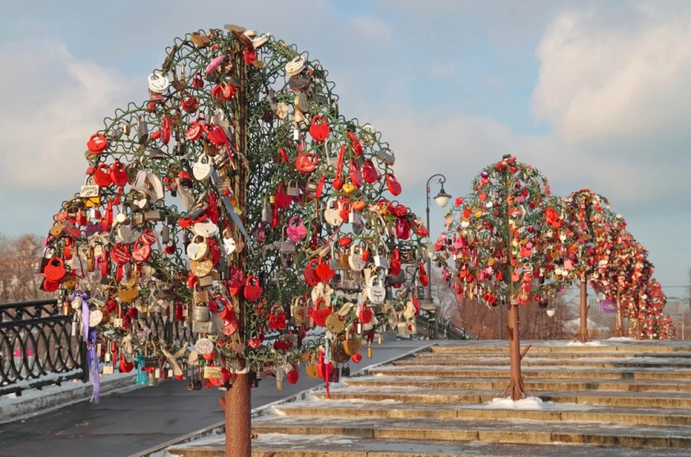 Мост с замками в москве. Мост с замками в москве. Болотная площадь мост влюбленных. Болотная набережная мост влюбленных. Мост с замками в москве.
