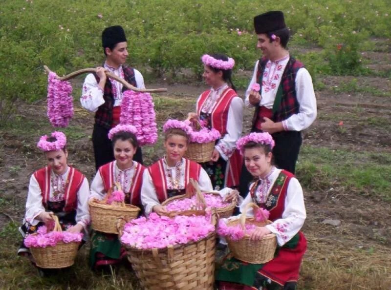 Праздники в болгарии в марте. Долина роз Болгария фестиваль. Фестивале роз Казанлык. Казанлык Болгария. Казанлыкская Долина в Болгарии.