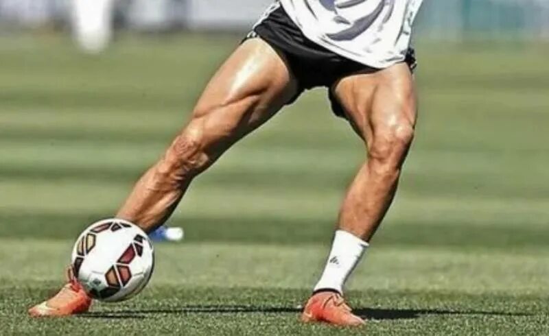 футболисты бреют ноги. футболисты бреют ноги. ноги футболистов. мышцы футболистов на ногах. ноги футболистов.