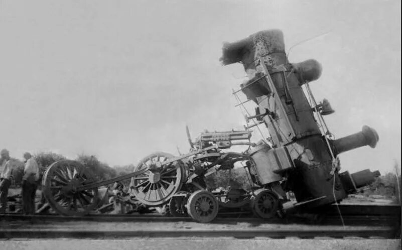Взорвавшийся котел паровоза. Взрыв парового котла паровоза. Взрыв парового котла поезда. Паровоз взорвался. Взорвавшийся паровоз.