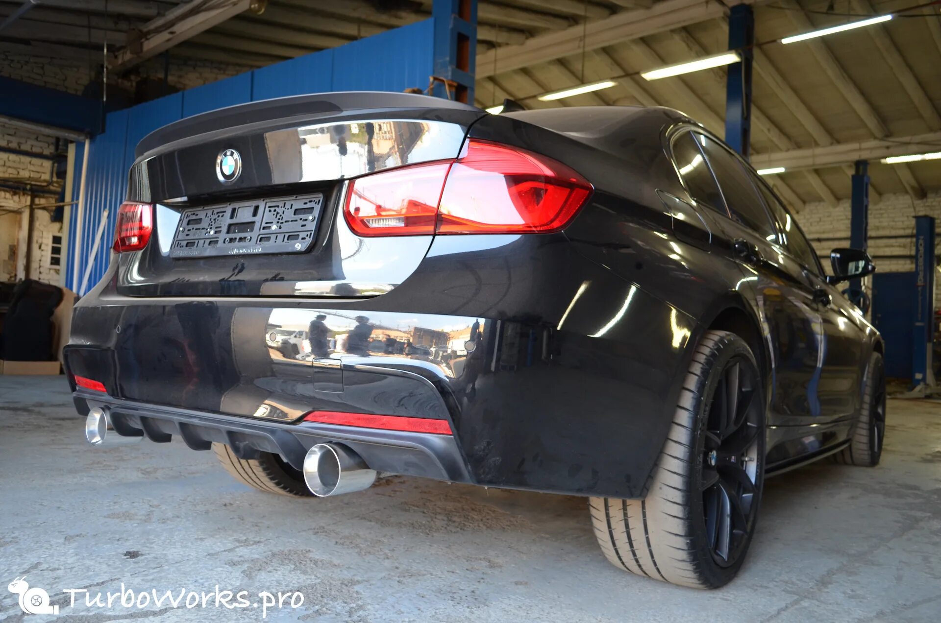 Сплиттер bmw f30 m performance. Bmw f30 диффузор m performance 320. Бмв f30 выхлоп 335. Bmw f30 диффузор выхлоп. Раздвоенный выхлоп bmw f30.