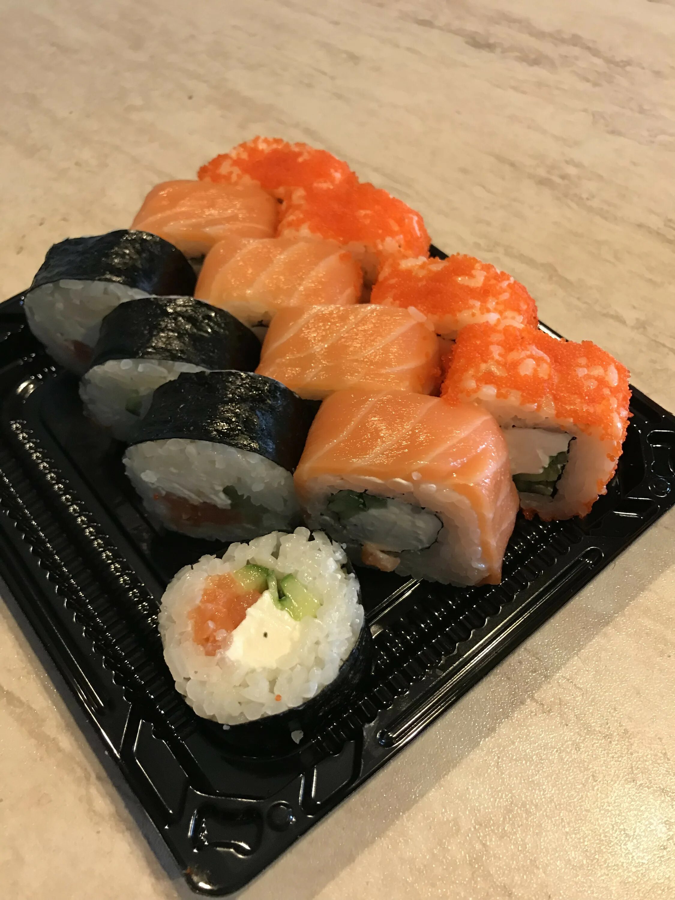 Фотосессия с роллами. Суши роллы Новосибирск. Начинки для роллов и суши. Sushi Rolls Новосибирск.