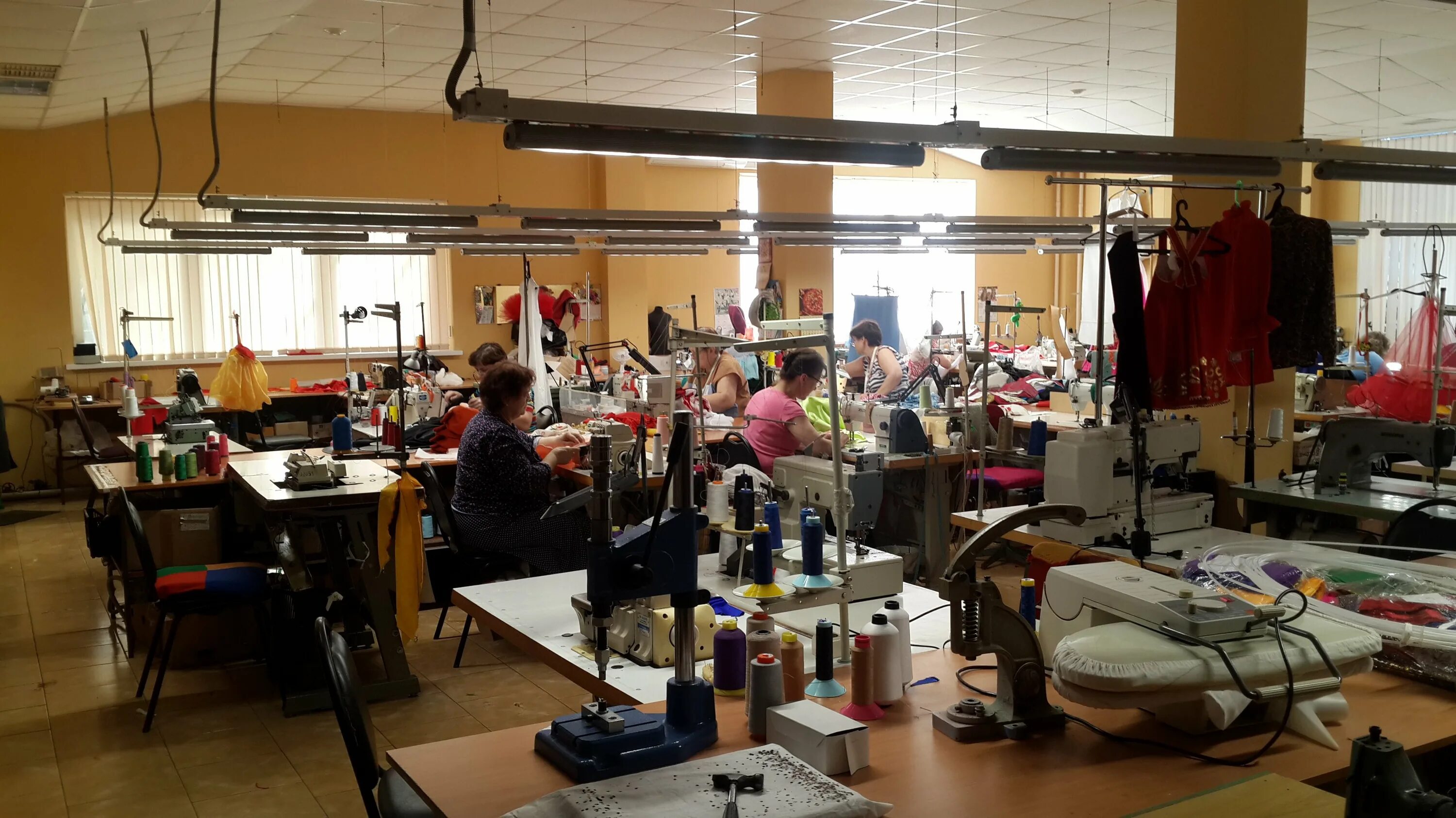 Небольшой швейный цех. Фабрика пошива одежды. Освещение швейного цеха. Светильники для швейного цеха. Цех по пошиву одежды.