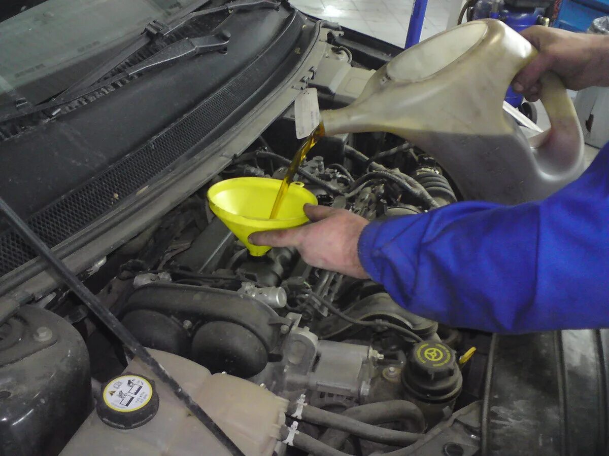 Доливка масла. Моторное масло. Масло автомобильное. Заливка масла. Залить моторное масло в двигатель.