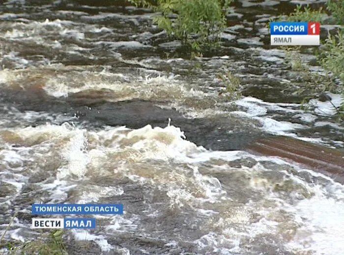 Стремительный поток смеси воды. Разрушительная сила воды. Дамбы ХМАО. В Ханты Мансийске ушла сильно вода. Рвущейся стремительный поток.