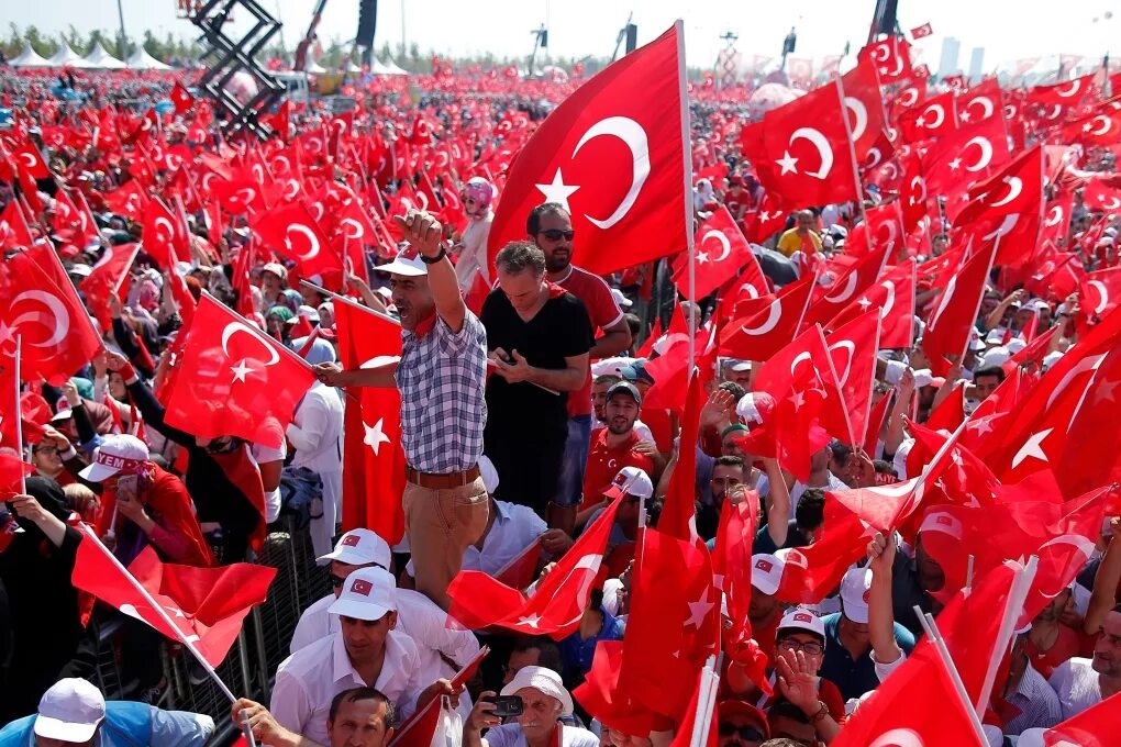 Turkey people. Турция люди. Человек с турецким флагом. Турецкий флаг турецкие люди. Турки флаг.