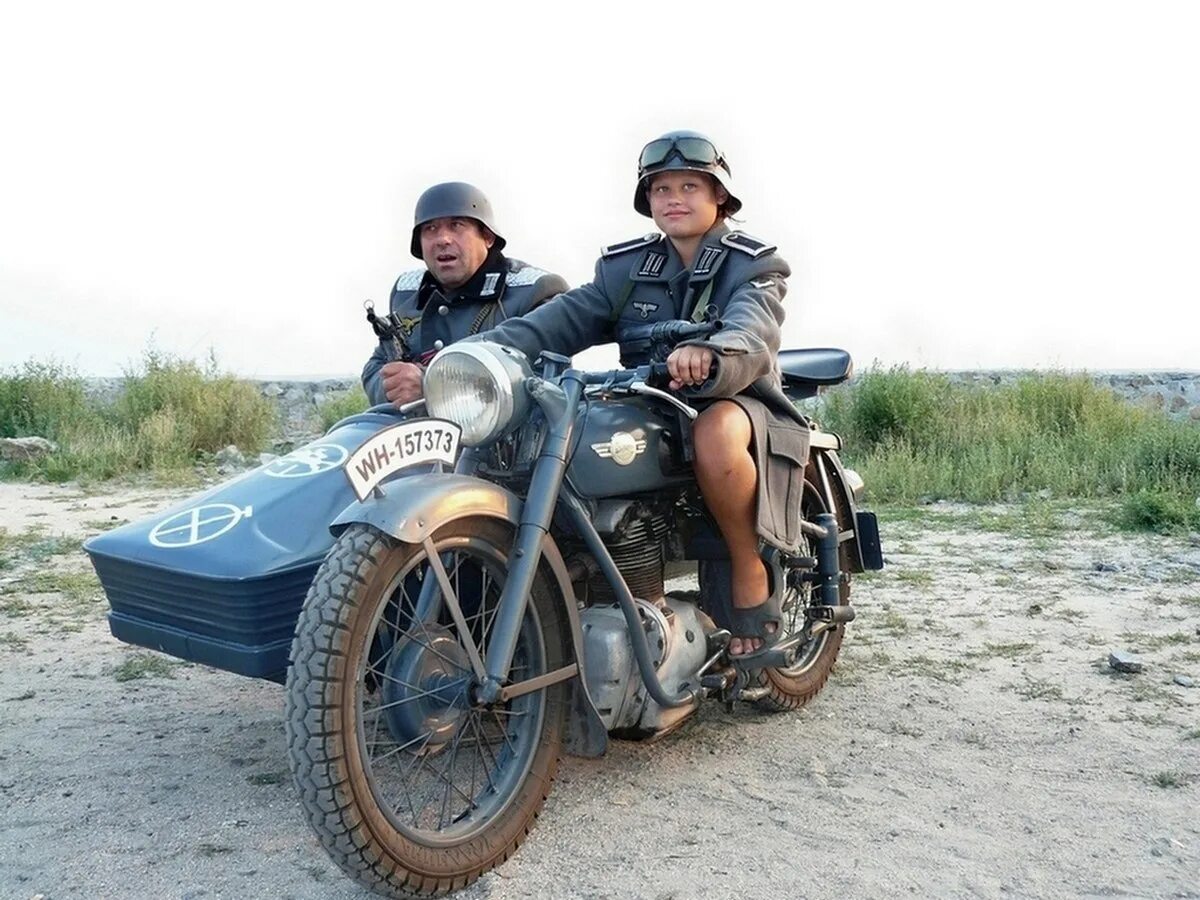 Ездить ну. Немецкий мотоцикл с люлькой. Немцы на мотоцикле с коляской. Смешной мотоцикл с люлькой. Байкер на мотоцикле с люлькой.