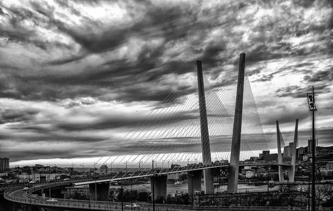 Владивосток мост. Золотой мост Владивосток черно белый. Черно белое. Мост Владивосток черно белый.