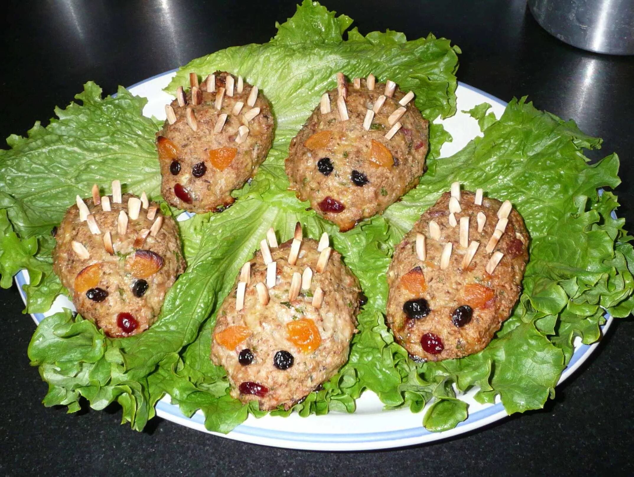 ежики с рисом. котлеты ёжики. ёжики с рисом и фаршем с подливкой. ежики басмати. ёжики из фарша с рисом.