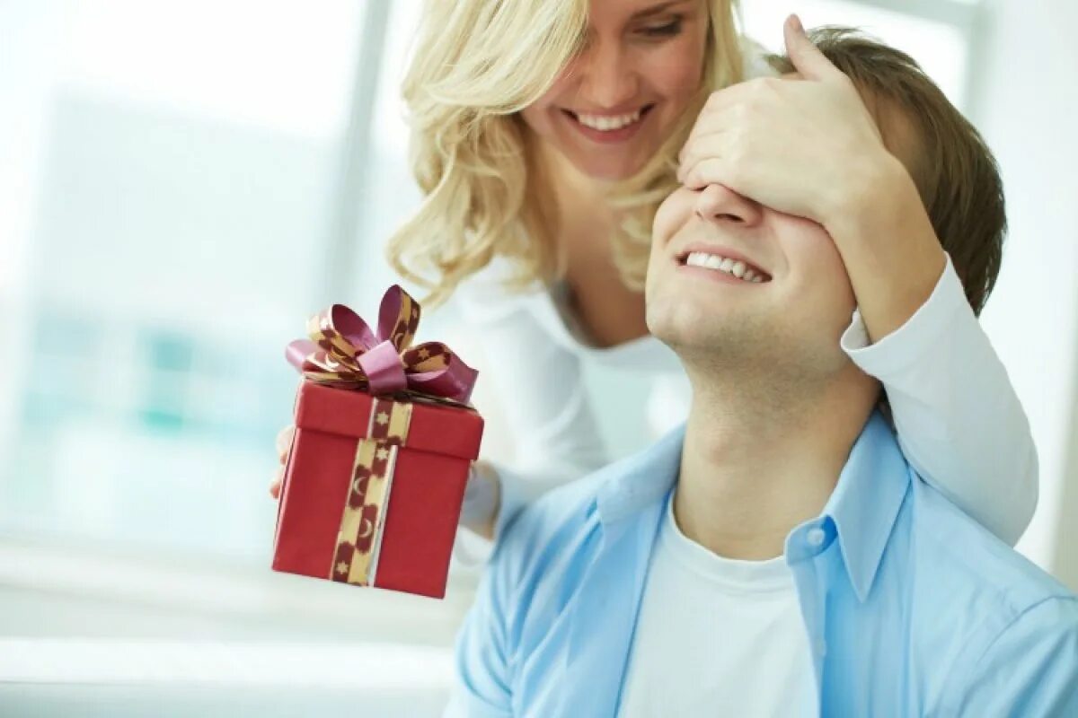 Мужчина дарит подарок. Девушка дарит подарок. Подарок " мужчине". Мужчина дарит подарок женщине. Подарок бывшей супруге