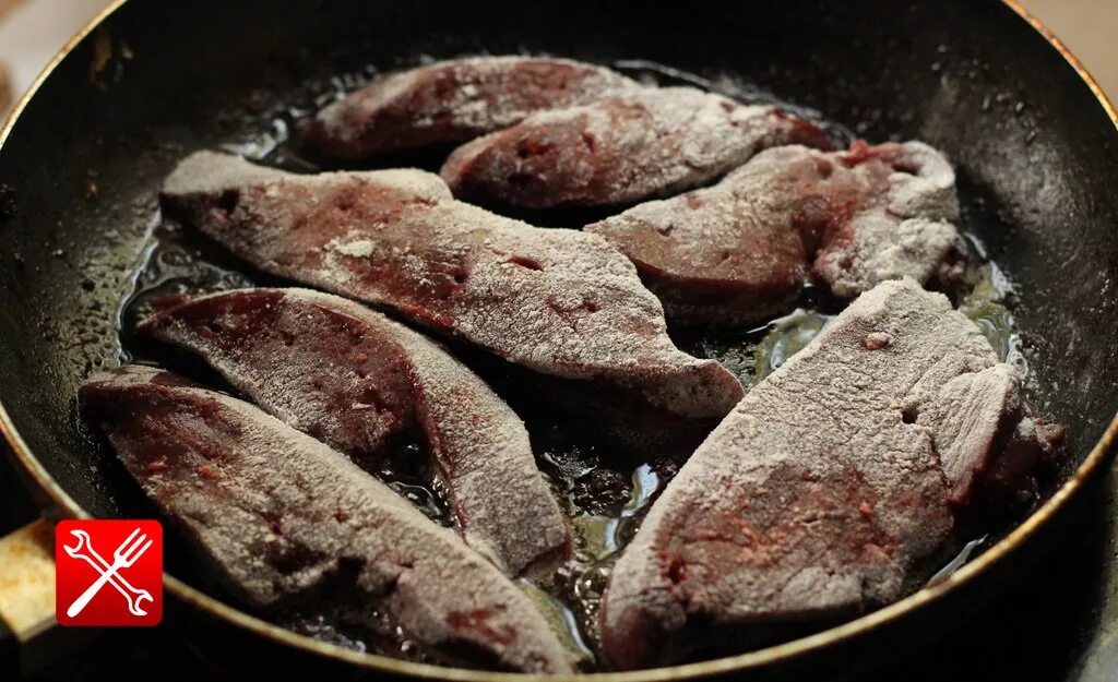 Блюда из говядины. Как жарить печенку свиную. Печень жареная. Печень свиная жареная на сковороде. Как жарить печенку свиную.
