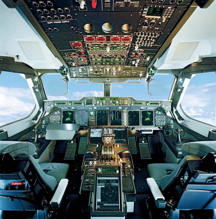 Кабина пилота самолета. А400м кабина. Airbus a400 кабина. A400 Cockpit. Airbus a400m Cockpit.