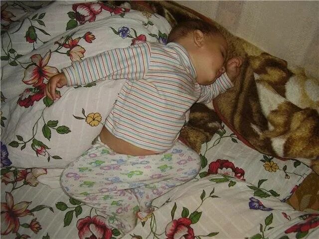 Спать на животе форум. Позы сна малышей. Позы для сна грудничка.