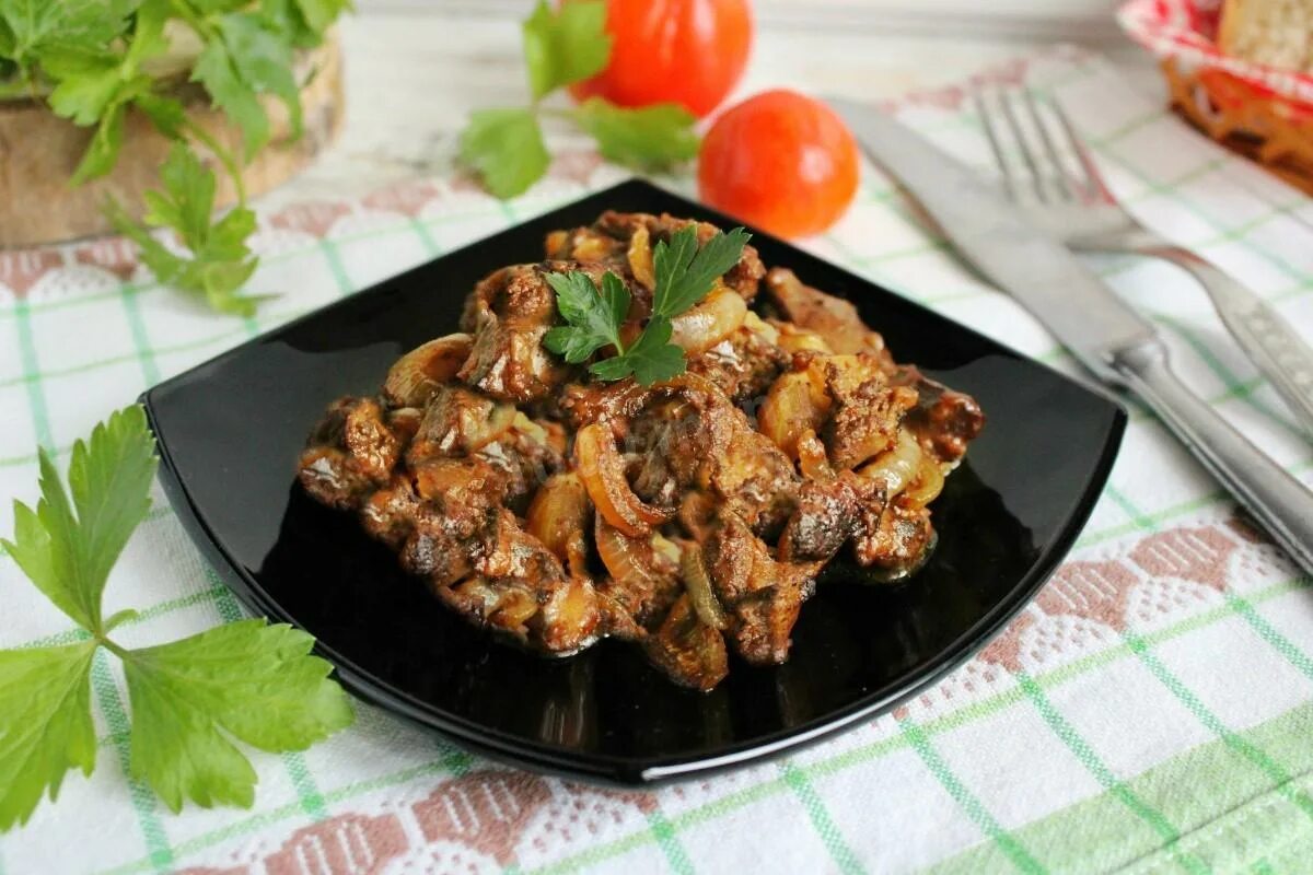 Пожарить куриную печенку с луком на сковороде. Печень куриная жареная. печень куриная жареная с луком на сковороде. куриная печень с луком. куриная печень обжаренная.
