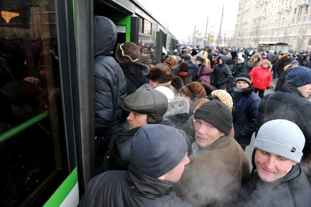 Много людей на остановке