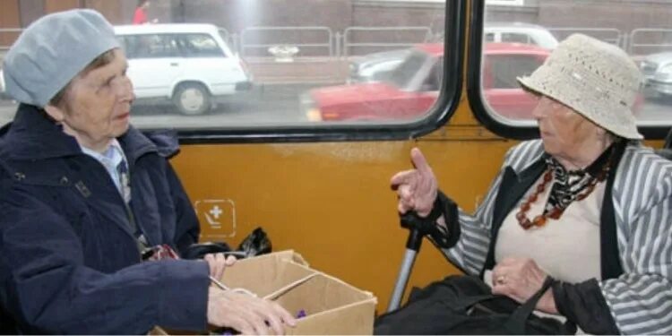 Проезд пенсионеров в общественном. Бабка в автобусе. пенсионеры в трамвае. пенсионеры в общественном транспорте. пенсионеры в автобусе.