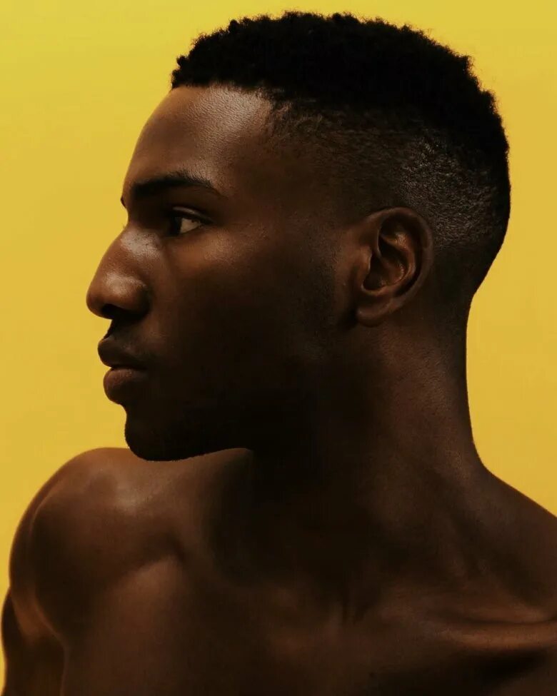 Лицо негроидной расы. Афроамериканец в профиль. Портрет негра. Темнокожий мужчина в профиль. Профиль у темнокожих.