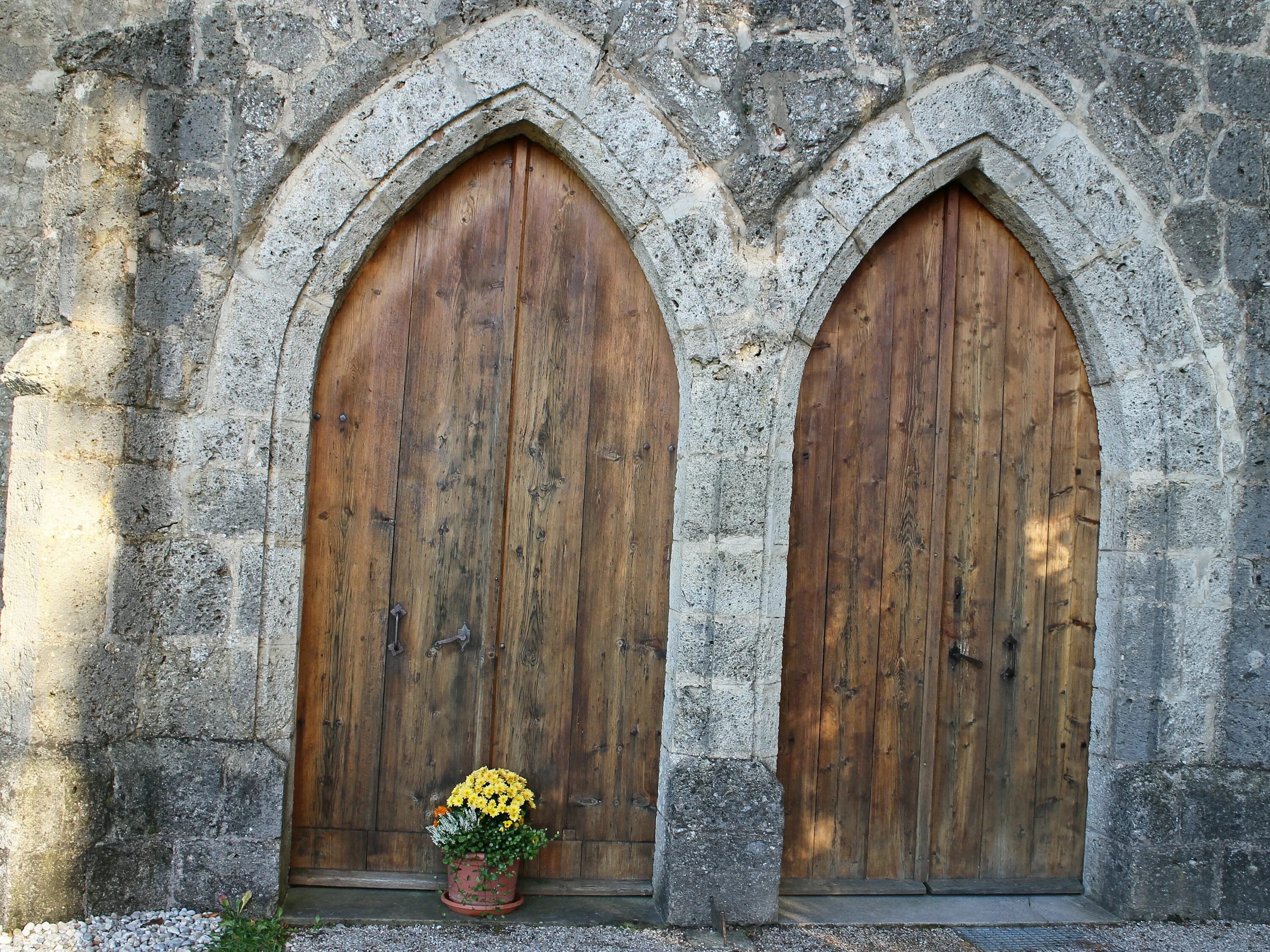 Дверь ворота открытая. Остроконечная арка Готика. Стрельчатые арки Готика. Остроконечные арки в готическом стиле. Стрельчатые каменные арки.