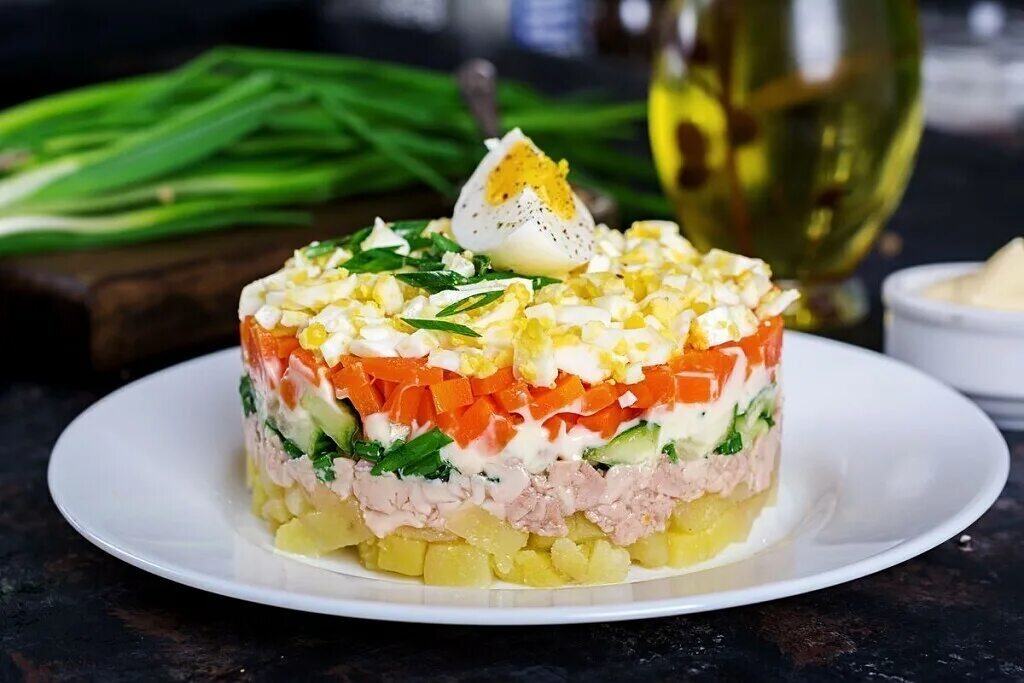 Салат печень трески с яйцами и сыром. Салат с печенью трески и яйцом. салат с печенью трески слоями. салат с печенью трески и яйцом и огурцом. салат с печеннью ьонски.