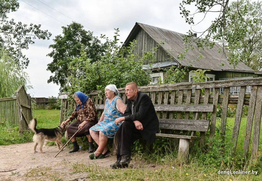 Приедем в любой район в. Жители русской деревни. Деревенские люди. Бабушки на скамейке в деревне. Деревенская жизнь.