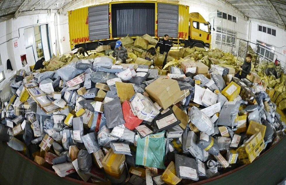 Сортировщик на складе. Что сейчас происходит с посылками. Разгрузка посылок почта россии. Завал посылок в китае. Получение посылки.