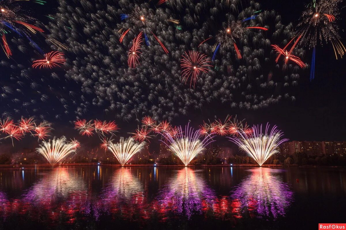 ростех салют в москве 2022. международный фестиваль фейерверков ростех 2022. международный фестиваль фейерверков. салют фестиваль. салют москва лето.