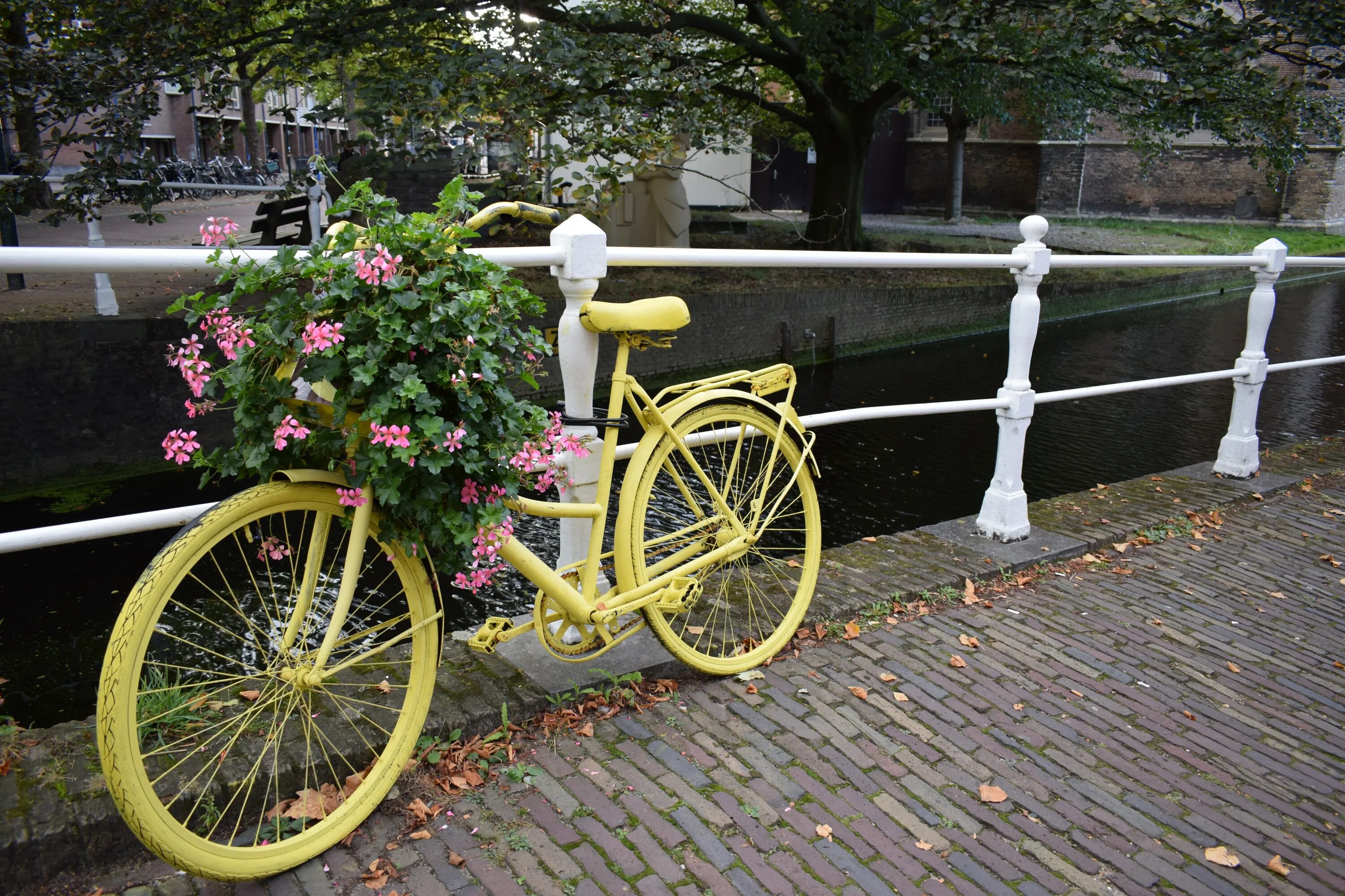 Велосипед в цветах зеленый. Старый велосипед в саду декор. Велосипед клумба. Велосипед с цветами декор для сада. Велосипед украшенный цветами.