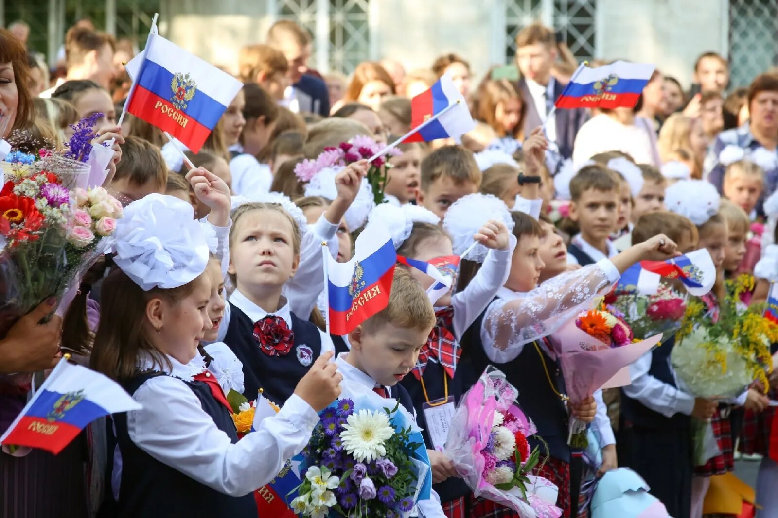 Гимназия 3 каникулы. 1 Сентября фото. Школа 1 сентября. 1 Сентября в России. Каникулы российских школьников.