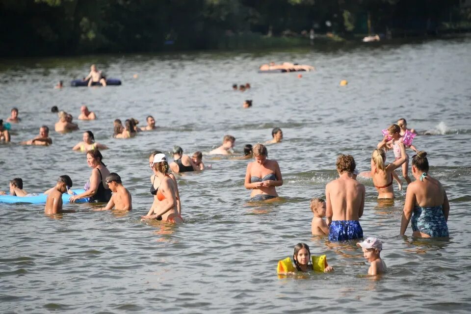 Июнь купаются ли в сочи. Пляж на озере. Купание в озере. Купаться в озере. Челябинский пляж.