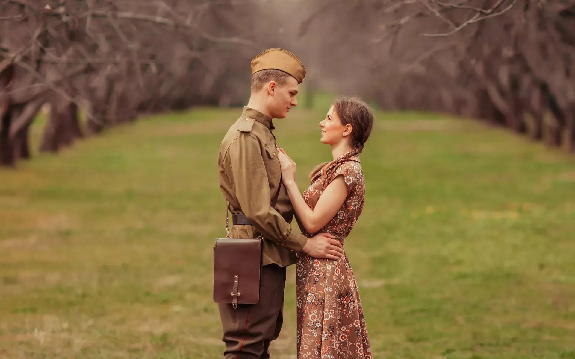 May wife. Встреча солдата. Девушка солдат. Фотосессия в стиле военных лет. Мужчина и женщина в военной форме.