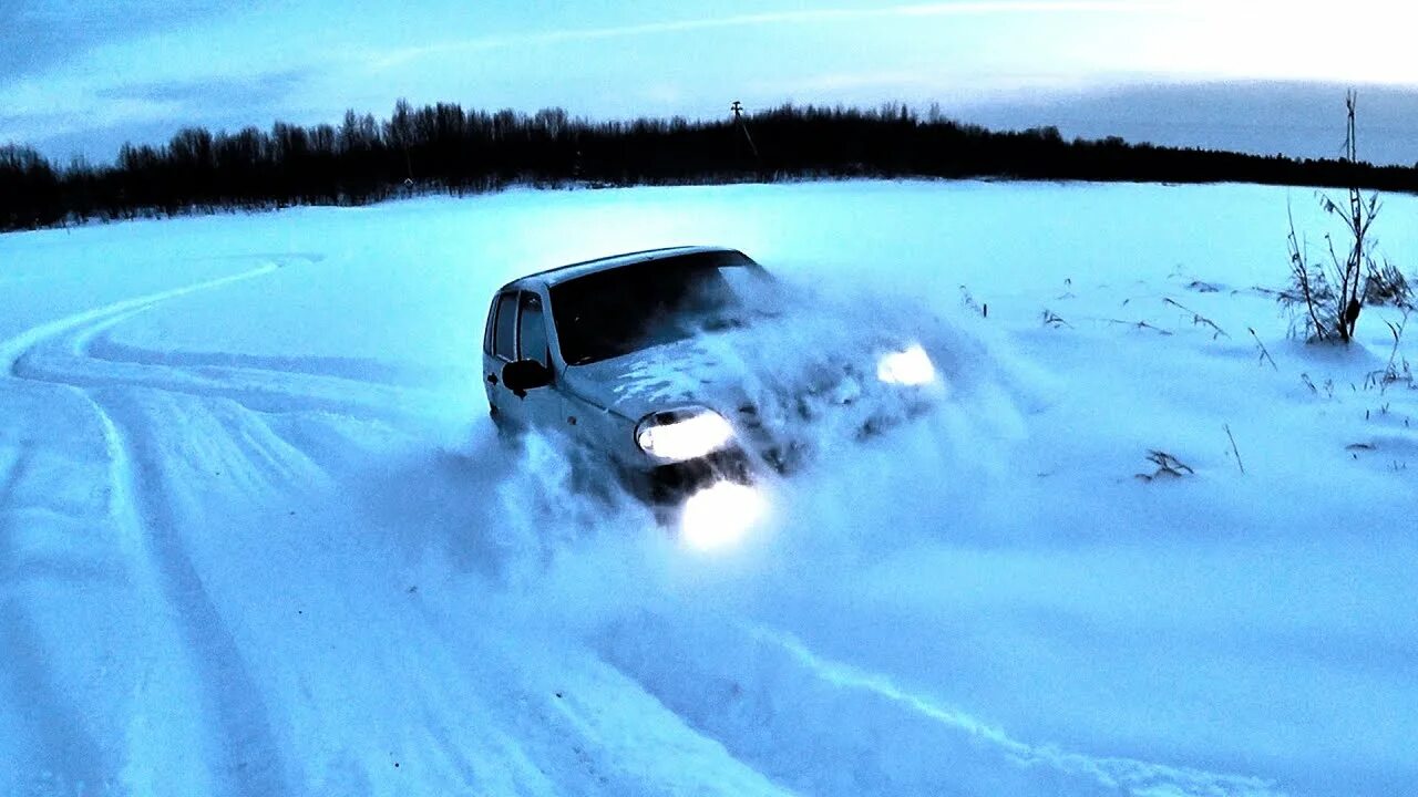 Управление автомобилем в сложных дорожных условиях. Трэкол по снегу. Двигаться по глубокому снегу следует. Машина для глубокого снега. Глубокий снег на грунтовой дороге.