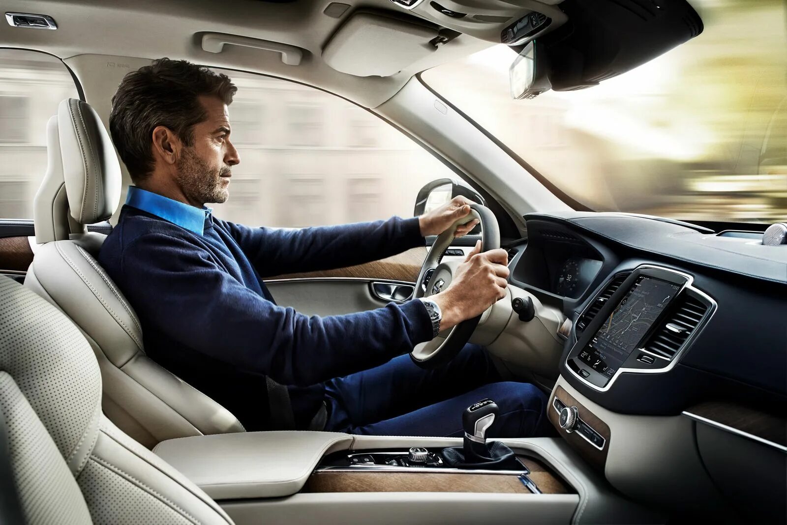 People used car in the. Volvo xc90. За рулем Volvo xc90. Volvo xc90 2015 салон. Водитель Вольво хс90.